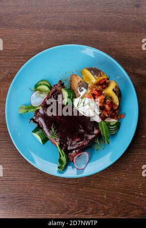 Rinderrippen in BBQ-Sauce mit gegrilltem Gemüse Stockfoto