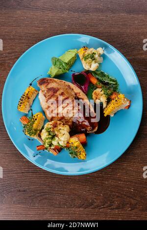 Hähnchenfilet mit gegrilltem Gemüse Stockfoto