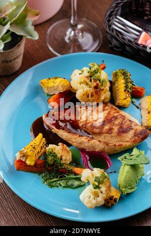 Hähnchenfilet mit gegrilltem Gemüse Stockfoto