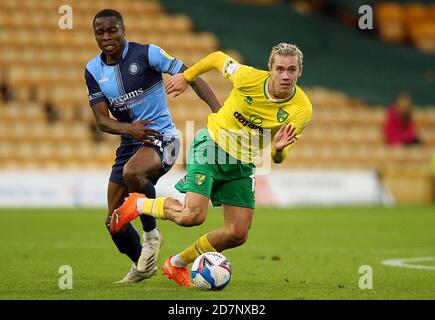 Todd Cantwell (rechts) von Norwich City und Dennis Adeniran von Wycombe Wanderers kämpfen während des Sky Bet Championship-Spiels in Carrow Road, Norwich, um den Ball. Stockfoto