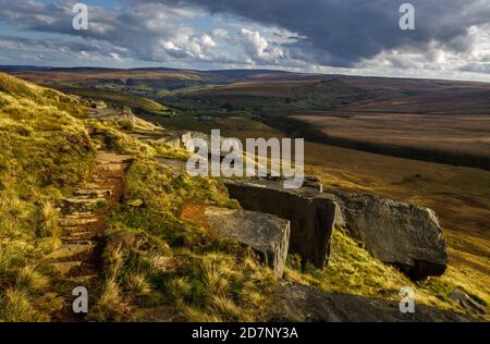 Pule Hill von Felsen auf Marsden Moor, West Yorkshire Pennines im Herbst Stockfoto