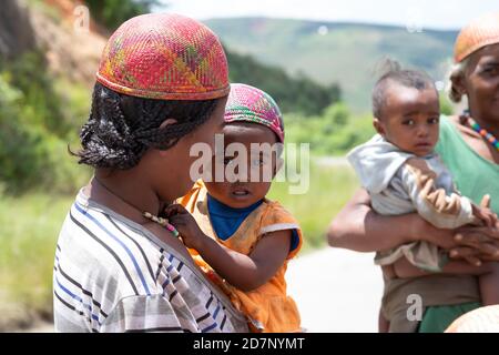 Redaktionell. Die Kinder am Straßenrand in Madagaskar Stockfoto