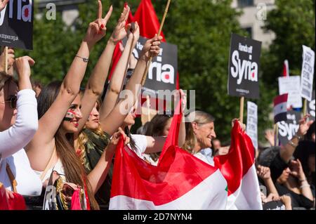 Pro Syria Anhänger bei einer Kundgebung gegen militärische Intervention im Syrien-Konflikt, vor der Kundgebung gab es einen marsch, der vom Victoria Embankment begann und mit einer Kundgebung am Trafalgar Square endete. Die Route nahm den marsch vorbei an den Houses of Parliament. Trafalgar Square, Westminster, London, Großbritannien. August 2013, 31 Stockfoto