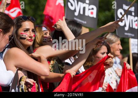 Pro Syria Anhänger bei einer Kundgebung gegen militärische Intervention im Syrien-Konflikt, vor der Kundgebung gab es einen marsch, der vom Victoria Embankment begann und mit einer Kundgebung am Trafalgar Square endete. Die Route nahm den marsch vorbei an den Houses of Parliament. Trafalgar Square, Westminster, London, Großbritannien. August 2013, 31 Stockfoto