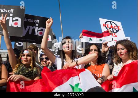 Pro Syria Anhänger bei einer Kundgebung gegen militärische Intervention im Syrien-Konflikt, vor der Kundgebung gab es einen marsch, der vom Victoria Embankment begann und mit einer Kundgebung am Trafalgar Square endete. Die Route nahm den marsch vorbei an den Houses of Parliament. Trafalgar Square, Westminster, London, Großbritannien. August 2013, 31 Stockfoto