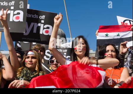 Pro Syria Anhänger bei einer Kundgebung gegen militärische Intervention im Syrien-Konflikt, vor der Kundgebung gab es einen marsch, der vom Victoria Embankment begann und mit einer Kundgebung am Trafalgar Square endete. Die Route nahm den marsch vorbei an den Houses of Parliament. Trafalgar Square, Westminster, London, Großbritannien. August 2013, 31 Stockfoto