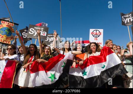 Pro Syria Anhänger bei einer Kundgebung gegen militärische Intervention im Syrien-Konflikt, vor der Kundgebung gab es einen marsch, der vom Victoria Embankment begann und mit einer Kundgebung am Trafalgar Square endete. Die Route nahm den marsch vorbei an den Houses of Parliament. Trafalgar Square, Westminster, London, Großbritannien. August 2013, 31 Stockfoto