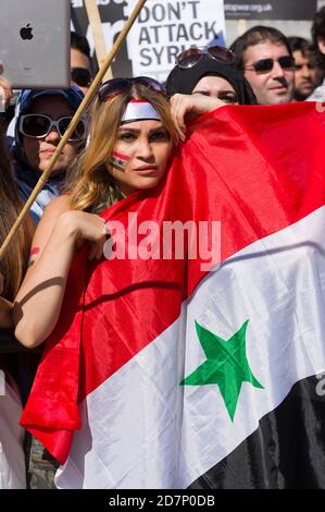 Pro Syria Anhänger bei einer Kundgebung gegen militärische Intervention im Syrien-Konflikt, vor der Kundgebung gab es einen marsch, der vom Victoria Embankment begann und mit einer Kundgebung am Trafalgar Square endete. Die Route nahm den marsch vorbei an den Houses of Parliament. Trafalgar Square, Westminster, London, Großbritannien. August 2013, 31 Stockfoto
