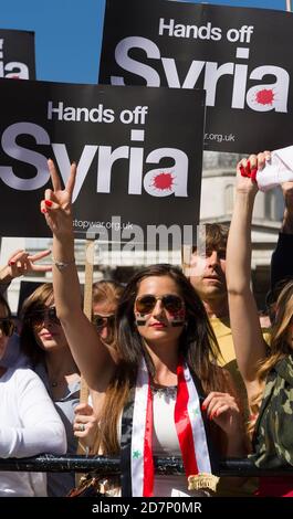 Pro Syria Anhänger bei einer Kundgebung gegen militärische Intervention im Syrien-Konflikt, vor der Kundgebung gab es einen marsch, der vom Victoria Embankment begann und mit einer Kundgebung am Trafalgar Square endete. Die Route nahm den marsch vorbei an den Houses of Parliament. Trafalgar Square, Westminster, London, Großbritannien. August 2013, 31 Stockfoto