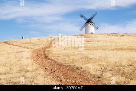 Alte weißgetünchte Windmühle auf einem Hügel in Alcazar de San Juan, Kastilien la Mancha, Spanien. Stockfoto