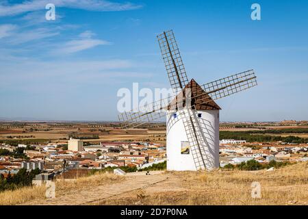 Alte traditionelle weißgetünchte Windmühle auf einem Feld in der Nähe von Mota del Cuervo in Castilla la Mancha, Spanien. Stockfoto