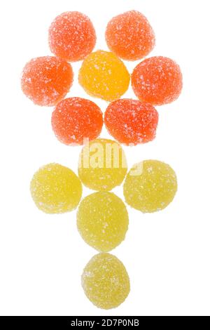 Bunte Süßigkeiten in Form einer Blume auf weißem Hintergrund isoliert gelegt. Stockfoto