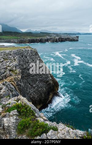 Panoramablick auf die kantabrische Küste mit hohen Klippen und blauem Wasser bei Bufones de Pria in Asturien, Spanien. Stockfoto