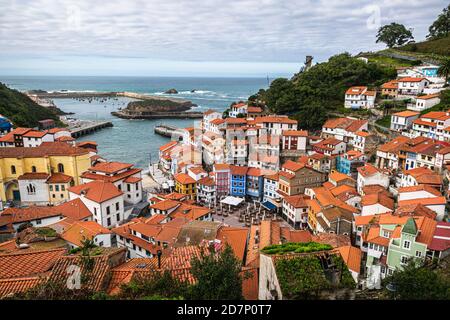 Weitwinkelansicht eines kleinen Fischerdorfes Cudillero an der kantabrischen Küste in Asturien, Spanien. Stockfoto