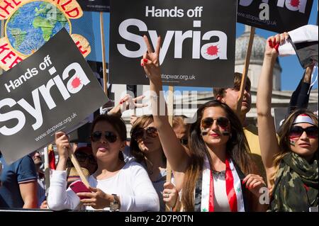 Pro Syria Anhänger bei einer Kundgebung gegen militärische Intervention im Syrien-Konflikt, vor der Kundgebung gab es einen marsch, der vom Victoria Embankment begann und mit einer Kundgebung am Trafalgar Square endete. Die Route nahm den marsch vorbei an den Houses of Parliament. Trafalgar Square, Westminster, London, Großbritannien. August 2013, 31 Stockfoto
