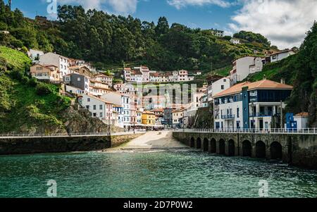 Malerisches Fischerdorf Cudillero an der kantabrischen Küste in Asturien, Spanien vom Hafen aus gesehen. Stockfoto