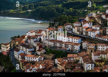 Malerische Küstenlandschaft. Das kleine Fischerdorf Llastres in Asturien, Costa Verde, Spanien. Stockfoto