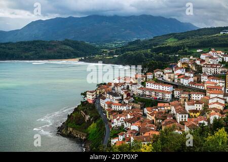 Malerische Küstenlandschaft. Das kleine Fischerdorf Llastres in Asturien, Costa Verde, Spanien. Stockfoto