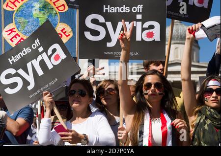 Pro Syria Anhänger bei einer Kundgebung gegen militärische Intervention im Syrien-Konflikt, vor der Kundgebung gab es einen marsch, der vom Victoria Embankment begann und mit einer Kundgebung am Trafalgar Square endete. Die Route nahm den marsch vorbei an den Houses of Parliament. Trafalgar Square, Westminster, London, Großbritannien. August 2013, 31 Stockfoto