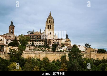 Skyline der Altstadt von Segovia mit dem markanten Glockenturm der Kathedrale. Stockfoto