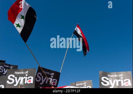 Pro Syria Anhänger bei einer Kundgebung gegen militärische Intervention im Syrien-Konflikt, vor der Kundgebung gab es einen marsch, der vom Victoria Embankment begann und mit einer Kundgebung am Trafalgar Square endete. Die Route nahm den marsch vorbei an den Houses of Parliament. Trafalgar Square, Westminster, London, Großbritannien. August 2013, 31 Stockfoto
