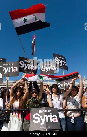Pro Syria Anhänger bei einer Kundgebung gegen militärische Intervention im Syrien-Konflikt, vor der Kundgebung gab es einen marsch, der vom Victoria Embankment begann und mit einer Kundgebung am Trafalgar Square endete. Die Route nahm den marsch vorbei an den Houses of Parliament. Trafalgar Square, Westminster, London, Großbritannien. August 2013, 31 Stockfoto
