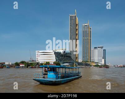 Chao Praya River in Bangkok mit einer Cross River Shuttle Fähre im Vordergrund und Icon Siam Einkaufszentrum und Residenz Türme auf der anderen Seite des Flusses. Furt Stockfoto