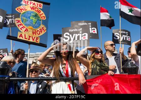Pro Syria Anhänger bei einer Kundgebung gegen militärische Intervention im Syrien-Konflikt, vor der Kundgebung gab es einen marsch, der vom Victoria Embankment begann und mit einer Kundgebung am Trafalgar Square endete. Die Route nahm den marsch vorbei an den Houses of Parliament. Trafalgar Square, Westminster, London, Großbritannien. August 2013, 31 Stockfoto