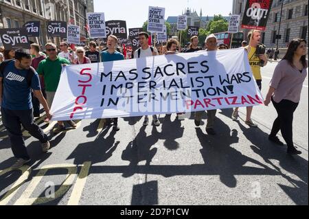 Ein marsch gegen die militärische Intervention im Syrien-Konflikt, der marsch begann von Victoria Embankment und endete mit einer Kundgebung am Trafalgar Square. Die Route nahm den marsch vorbei an den Houses of Parliament. Whitehall, Westminster, London, Großbritannien. August 2013, 31 Stockfoto