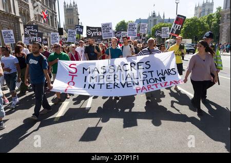 Ein marsch gegen die militärische Intervention im Syrien-Konflikt, der marsch begann von Victoria Embankment und endete mit einer Kundgebung am Trafalgar Square. Die Route nahm den marsch vorbei an den Houses of Parliament. Whitehall, Westminster, London, Großbritannien. August 2013, 31 Stockfoto