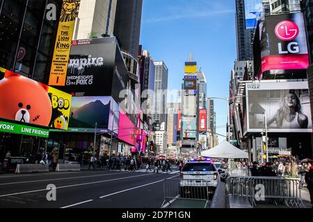 NEW YORK, NY, USA - 27. OKTOBER 2017. Geschäftiger Times Square mit Touristen und Bürger in schönen Tag von der Straße aus gesehen. Stockfoto