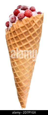 Eis in Waffelkegel mit Preiselbeere isoliert auf weißem Hintergrund. Stockfoto