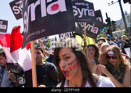 Pro Syrienbefürworter bei einem marsch gegen militärische Intervention im Syrien-Konflikt begann der marsch am Victoria Embankment und endete mit einer Kundgebung am Trafalgar Square. Die Route nahm den marsch vorbei an den Houses of Parliament. Whitehall, Westminster, London, Großbritannien. August 2013, 31 Stockfoto