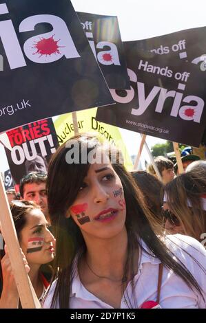 Pro Syrienbefürworter bei einem marsch gegen militärische Intervention im Syrien-Konflikt begann der marsch am Victoria Embankment und endete mit einer Kundgebung am Trafalgar Square. Die Route nahm den marsch vorbei an den Houses of Parliament. Whitehall, Westminster, London, Großbritannien. August 2013, 31 Stockfoto