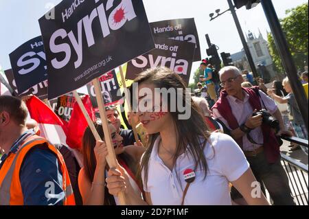 Pro Syrienbefürworter bei einem marsch gegen militärische Intervention im Syrien-Konflikt begann der marsch am Victoria Embankment und endete mit einer Kundgebung am Trafalgar Square. Die Route nahm den marsch vorbei an den Houses of Parliament. Whitehall, Westminster, London, Großbritannien. August 2013, 31 Stockfoto