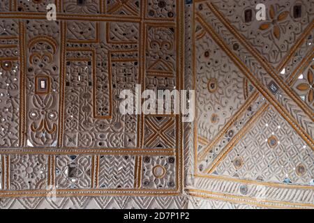 Mud and Mirror Work ist ein traditionelles Wandgemälde von Kutch, Gujarat, Indien. Stockfoto