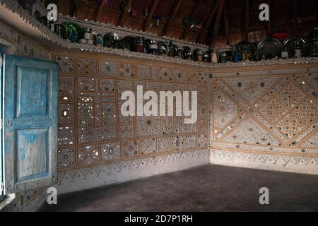 Mud and Mirror Work ist ein traditionelles Wandgemälde von Kutch, Gujarat, Indien. Stockfoto