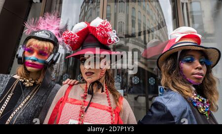 London, Großbritannien. 24. Oktober 2020. Models nehmen an einem Mode-Flashmob durch Mayfair für Designer Pierre Garroudi Teil. Kredit: Stephen Chung / Alamy Live Nachrichten Stockfoto