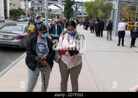 24. Oktober 2020: Am Samstag, den 24. Oktober beginnt die vorzeitige Abstimmung für New York State. Die Wähler stehen drei Reihen tief im Forum im Stadtteil Harlem von New York New York Credit: Brian Branch Price/ZUMA Wire/Alamy Live News Stockfoto