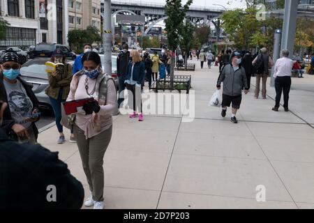 24. Oktober 2020: Am Samstag, den 24. Oktober beginnt die vorzeitige Abstimmung für New York State. Die Wähler stehen drei Reihen tief im Forum im Stadtteil Harlem von New York New York Credit: Brian Branch Price/ZUMA Wire/Alamy Live News Stockfoto