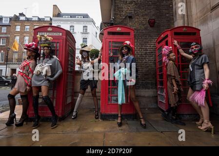 London, Großbritannien. 24. Oktober 2020. Models nehmen an einem Mode-Flashmob durch Mayfair für Designer Pierre Garroudi Teil. Kredit: Stephen Chung / Alamy Live Nachrichten Stockfoto