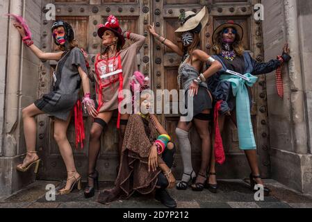 London, Großbritannien. 24. Oktober 2020. Models nehmen an einem Mode-Flashmob durch Mayfair für Designer Pierre Garroudi Teil. Kredit: Stephen Chung / Alamy Live Nachrichten Stockfoto