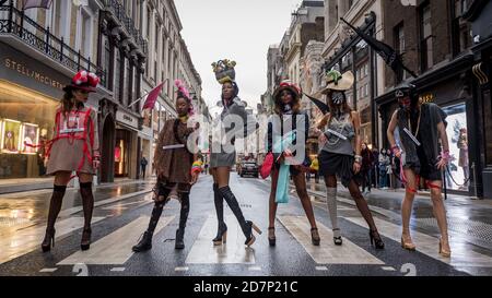 London, Großbritannien. 24. Oktober 2020. Models nehmen an einem Mode-Flashmob durch Mayfair für Designer Pierre Garroudi Teil. Kredit: Stephen Chung / Alamy Live Nachrichten Stockfoto