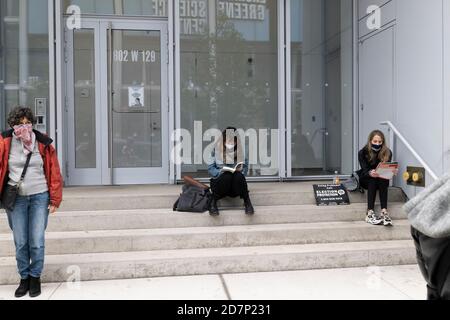 24. Oktober 2020: Am Samstag, den 24. Oktober beginnt die vorzeitige Abstimmung für New York State. Die Wähler stehen drei Reihen tief im Forum im Stadtteil Harlem von New York New York Credit: Brian Branch Price/ZUMA Wire/Alamy Live News Stockfoto