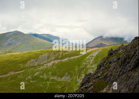 Blick vom Ranger Path am Llanberis Path mit einer Bergbahn-Route zum Yr Wyddfa Peak - Vorland von Snowdon. Höchste Bergkette in Wales. Stockfoto