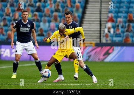 London, Großbritannien. Okt. 2020. Elliot SIM›es von Barnsley hält Shaun Williams von Millwall während des Sky Bet Championship Spiels hinter verschlossenen Türen wegen der Regierung Covid-19 Richtlinien zwischen Millwall und Barnsley in Den, London, England am 24. Oktober 2020. Foto von Carlton Myrie. Kredit: Prime Media Images/Alamy Live Nachrichten Stockfoto