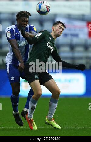 WIGAN, ENGLAND. 24. OKTOBER Plymouths Ryan Hardie kämpft mit Wigans Darnell Johnson während des Sky Bet League 1 Spiels zwischen Wigan Athletic und Plymouth Argyle am Samstag, 24. Oktober 2020 im DW Stadium, Wigan. (Kredit: Chris Donnelly, MI News) Kredit: MI Nachrichten & Sport /Alamy Live Nachrichten Stockfoto