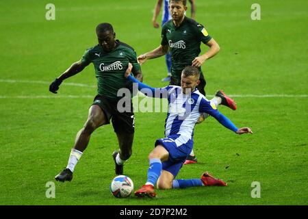 WIGAN, ENGLAND. 24. OKTOBER Plymouths Frank Nouble Kampf mit Wigans Tom James während der Sky Bet League 1 Spiel zwischen Wigan Athletic und Plymouth Argyle im DW Stadium, Wigan am Samstag 24. Oktober 2020. (Kredit: Chris Donnelly, MI News) Kredit: MI Nachrichten & Sport /Alamy Live Nachrichten Stockfoto