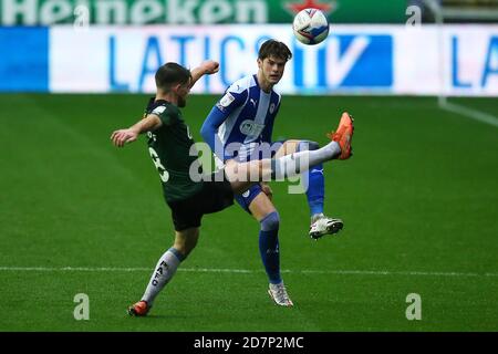 WIGAN, ENGLAND. 24. OKTOBER Plymouths Joe Edwards kämpft mit Wigans Tom Pearce während des Sky Bet League 1 Spiels zwischen Wigan Athletic und Plymouth Argyle am Samstag, 24. Oktober 2020 im DW Stadium, Wigan. (Kredit: Chris Donnelly, MI News) Kredit: MI Nachrichten & Sport /Alamy Live Nachrichten Stockfoto