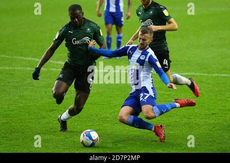 WIGAN, ENGLAND. 24. OKTOBER Plymouths Frank Nouble Kampf mit Wigans Tom James während der Sky Bet League 1 Spiel zwischen Wigan Athletic und Plymouth Argyle im DW Stadium, Wigan am Samstag 24. Oktober 2020. (Kredit: Chris Donnelly, MI News) Kredit: MI Nachrichten & Sport /Alamy Live Nachrichten Stockfoto